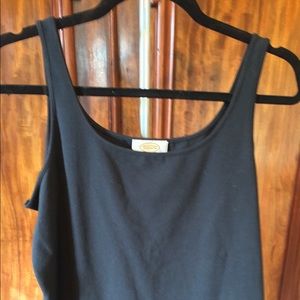 Sleeveless street has top/undershirt